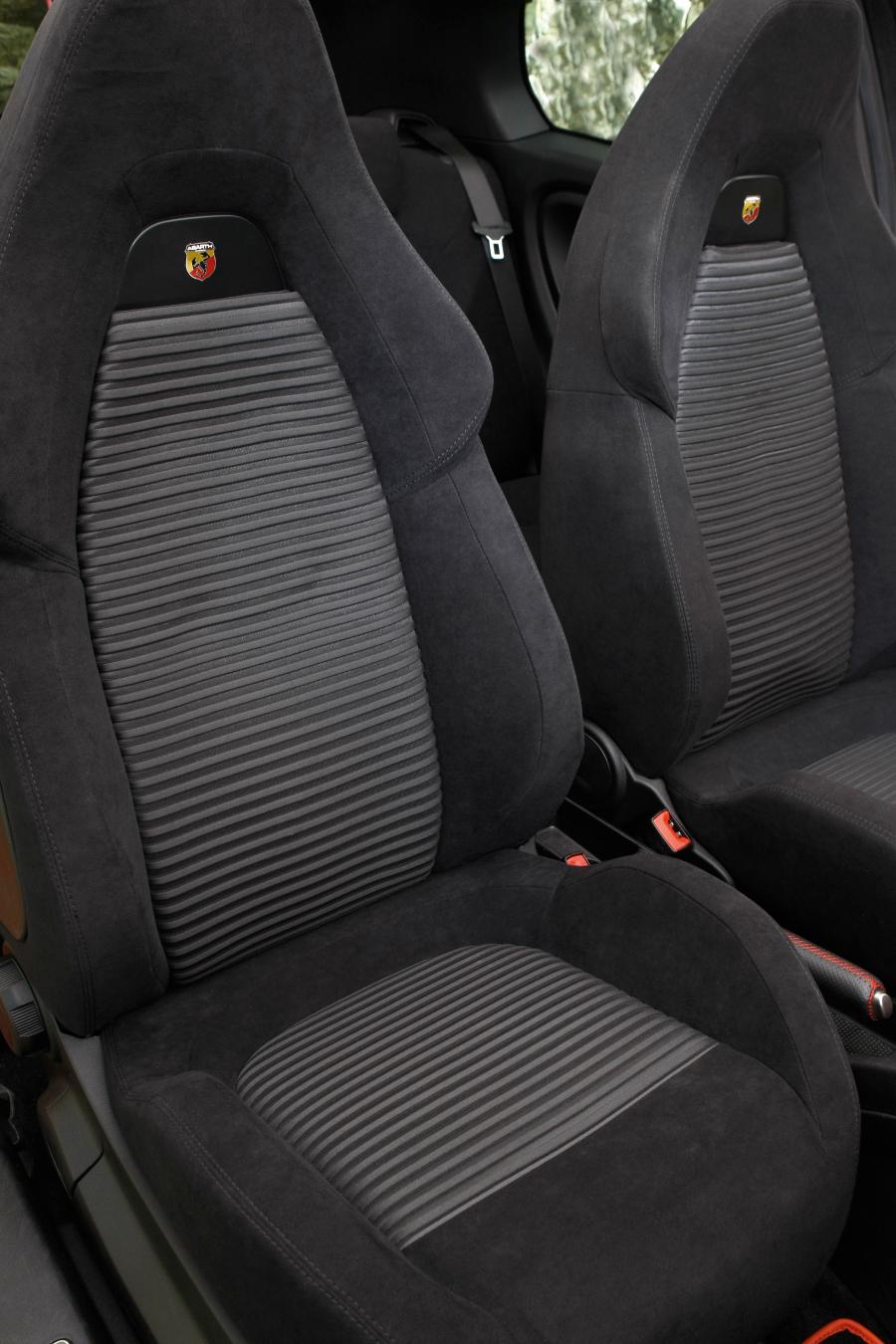 Интерьер Abarth Grande Punto (199) 2007 года  (WW) (фото 27 из 46)